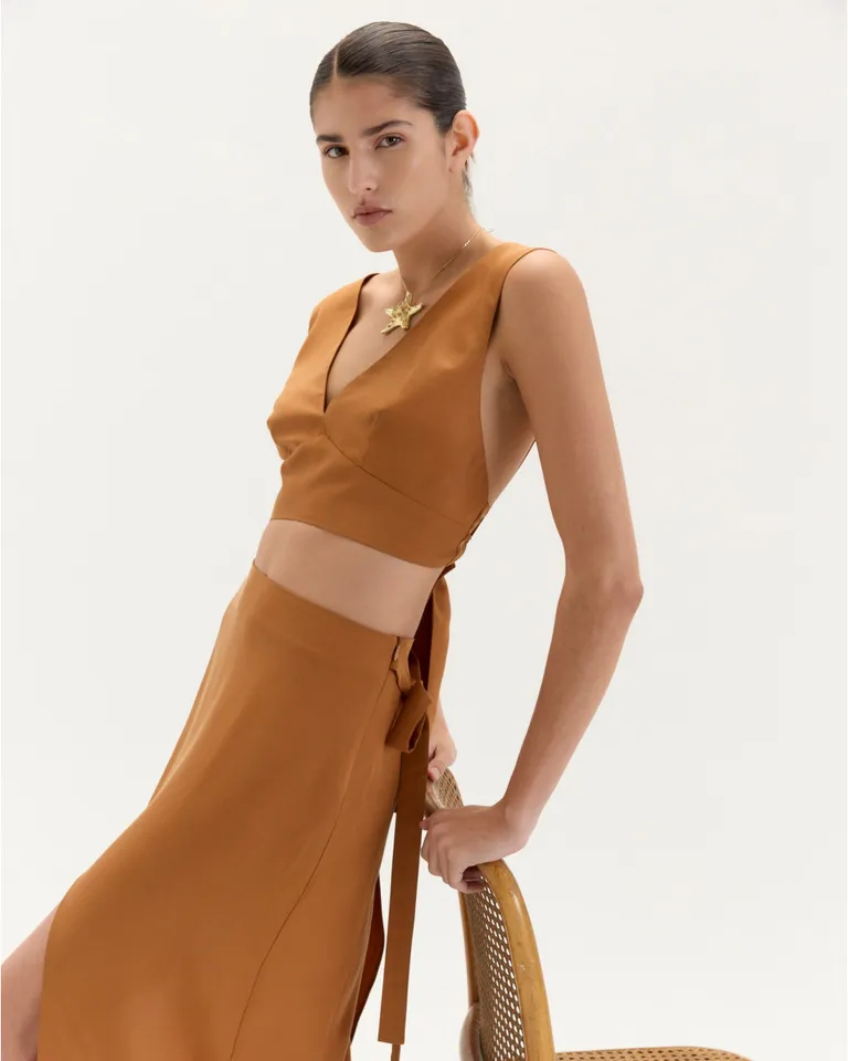 Top de verano olivia en color naranja, con diseño de escote recto y espalda abierta de Blue Sheep en Tops para argentina