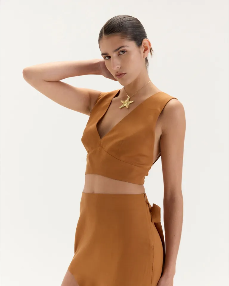 Top de verano olivia en color naranja, con diseño de escote recto y espalda abierta de Blue Sheep en Tops para argentina