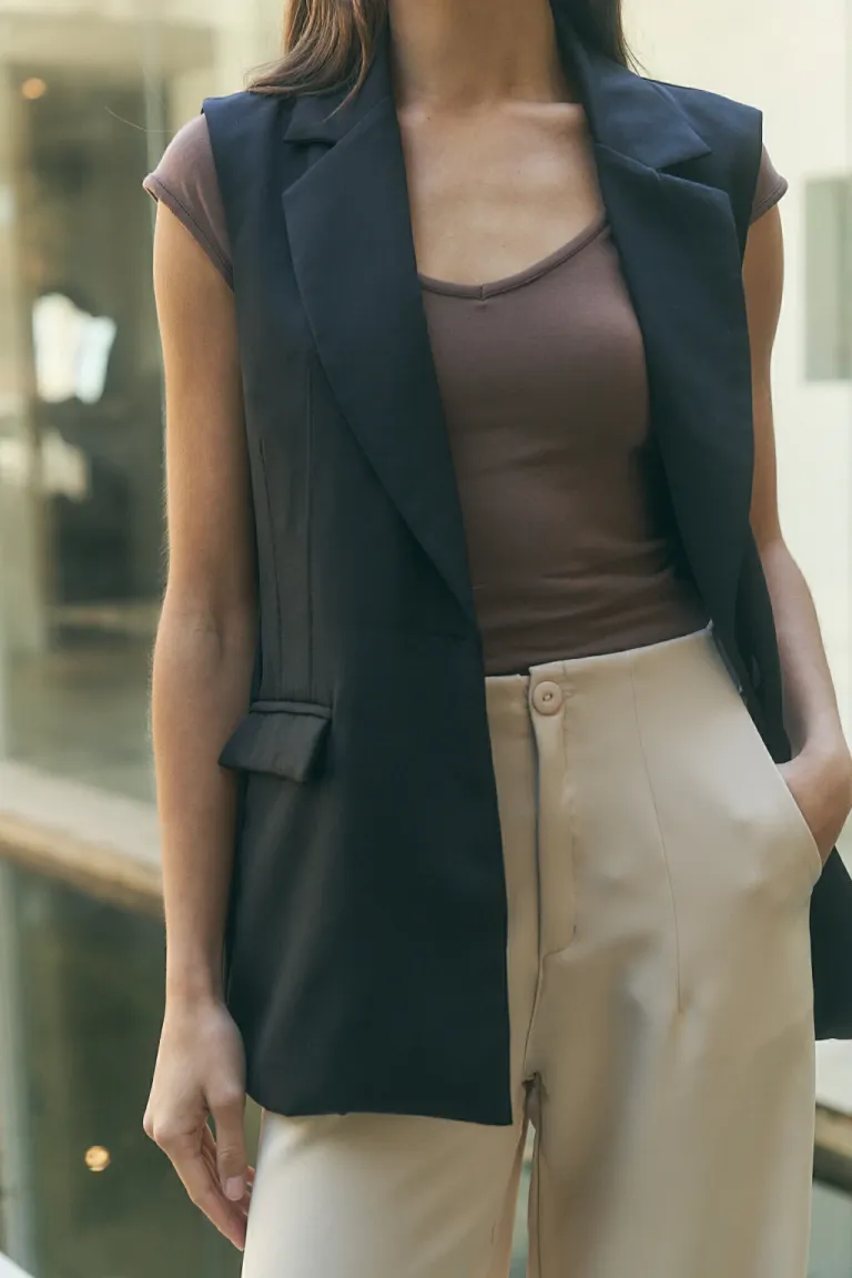 Chaleco entallado negro con detalle de bolsillo lateral para mujer de Lemmon en Chalecos para argentina