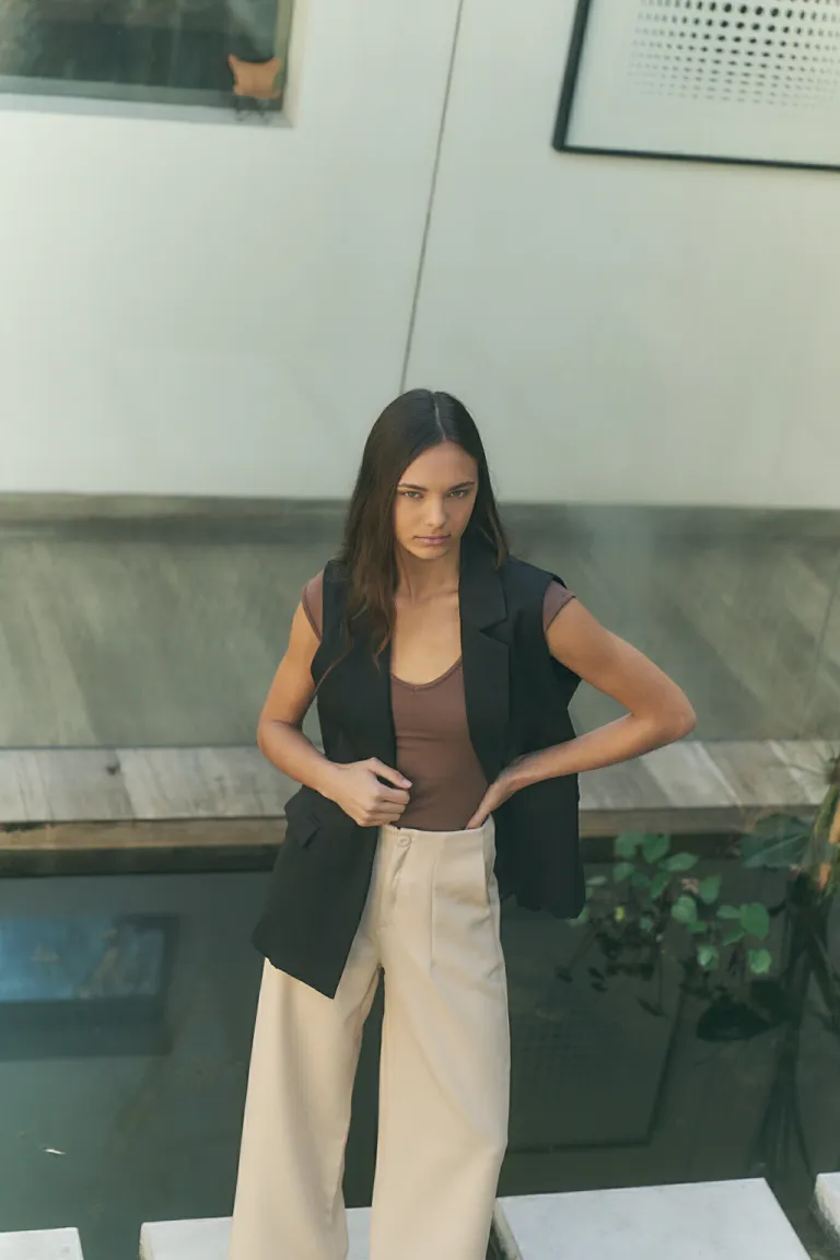 Chaleco entallado negro con detalle de bolsillo lateral para mujer de Lemmon en Chalecos para argentina