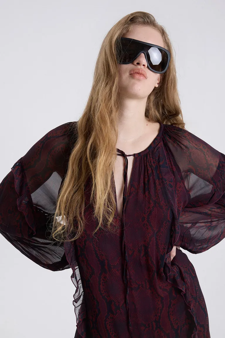 Vestido midi de diseño fluido con mangas largas, volados y lazo de ajuste en la cintura de Maria Cher en Vestidos para argentina