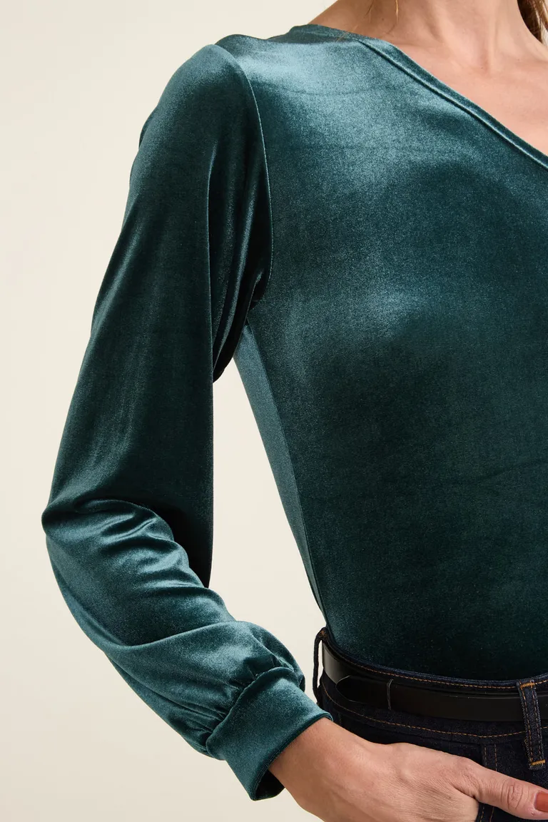 Top de mujer con escote asimétrico de un solo hombro y manga larga de Cuesta Blanca en Tops para argentina