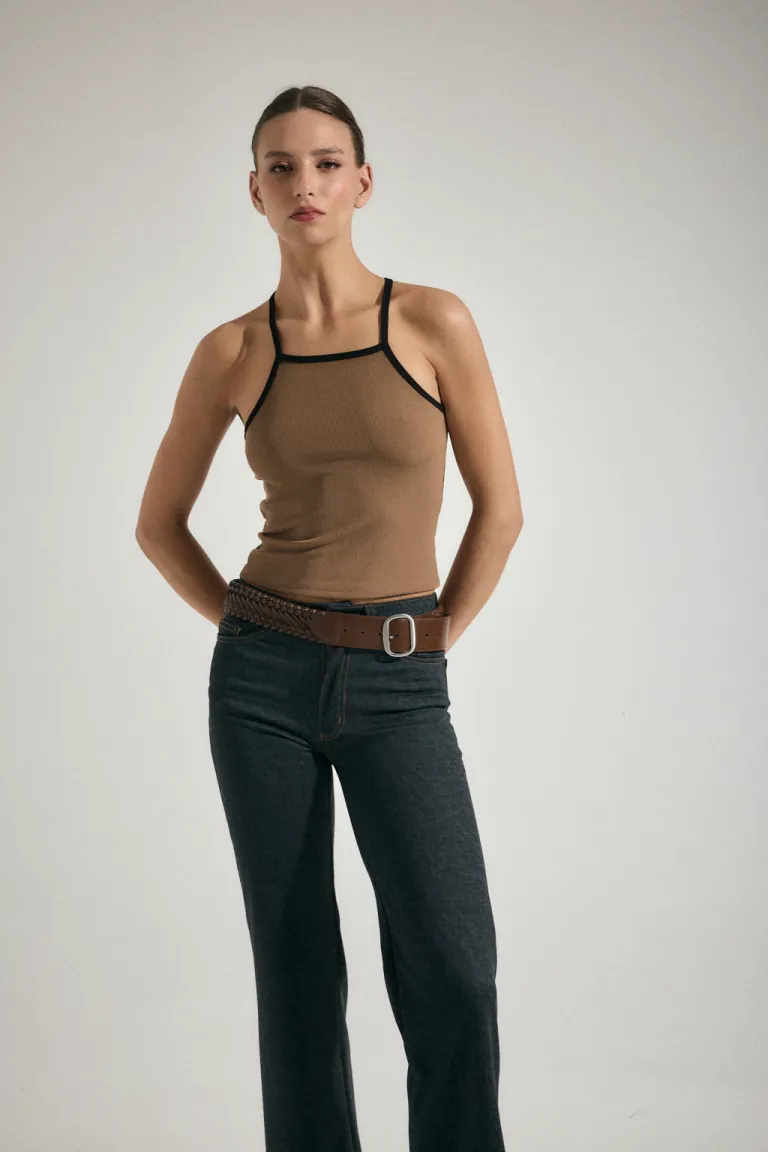 Musculosa con escote y espalda deportiva en tejido elástico negro de Audaz en Tops para argentina