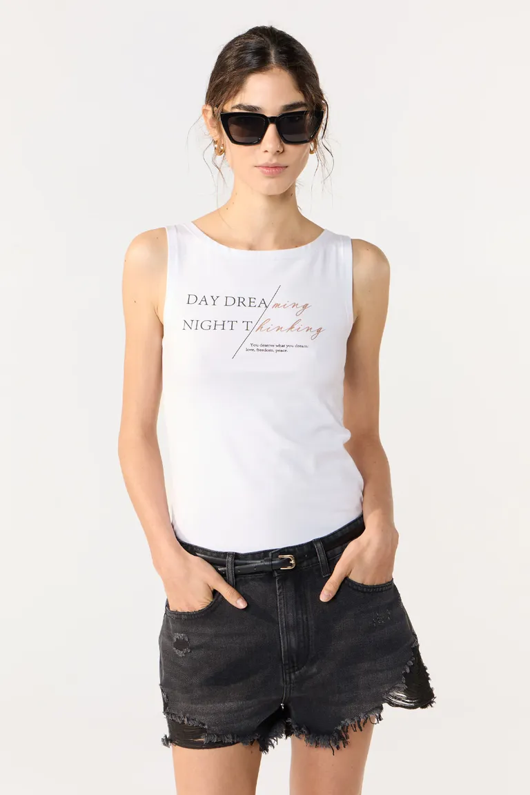 Musculosa blanca con diseño único para un look casual y chic de Cuesta Blanca en Remeras para argentina