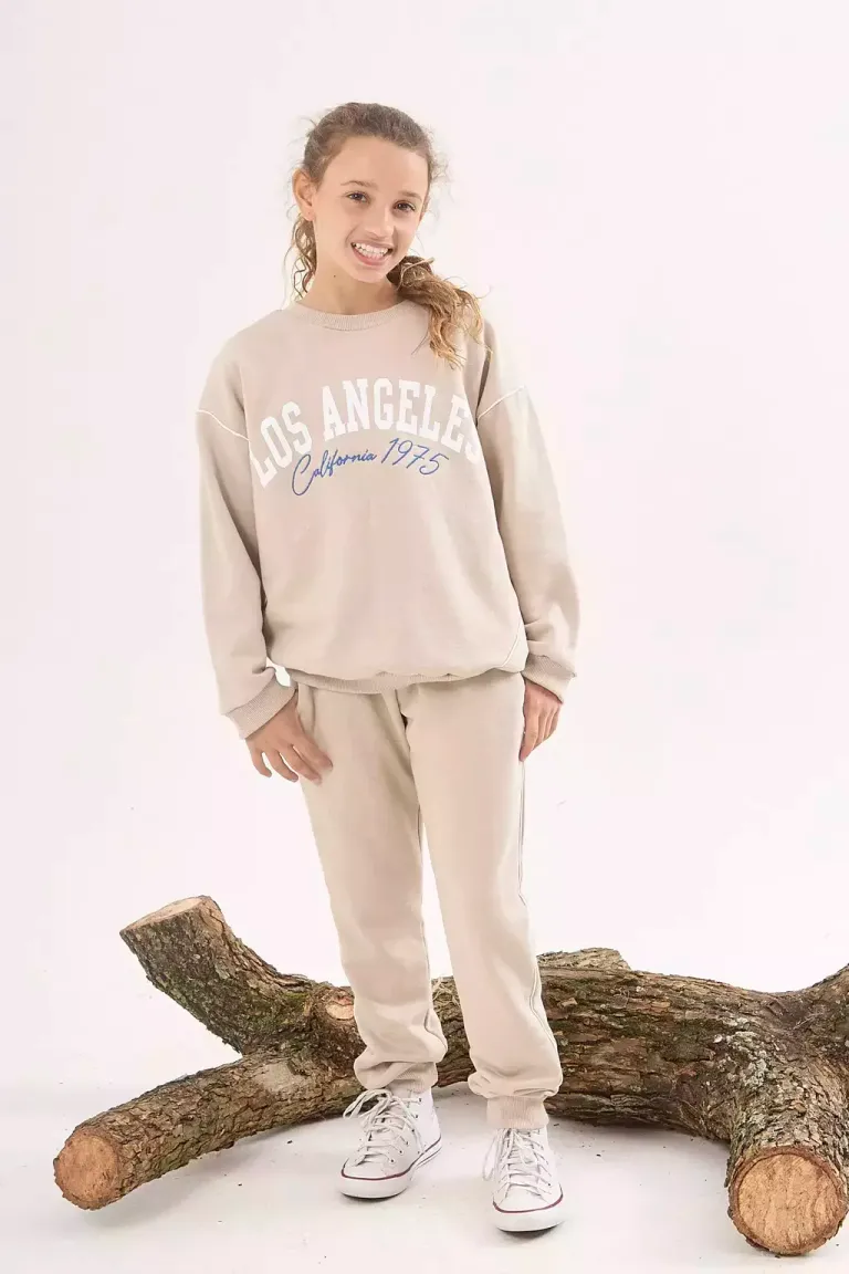 Buzo con estampa gráfica en tono beige para un look casual y cómodo de Belle en Buzos y Sweaters para argentina