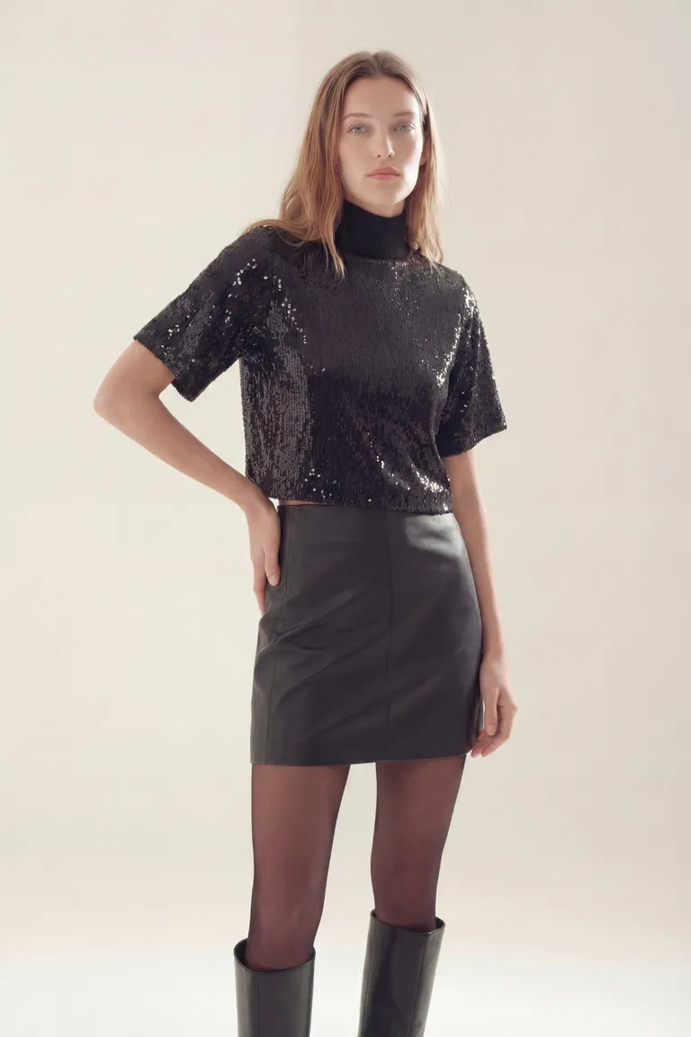 Pollera corta de diseño recto con terminación clásica y versátil para uso diario de Akiabara en Faldas para argentina