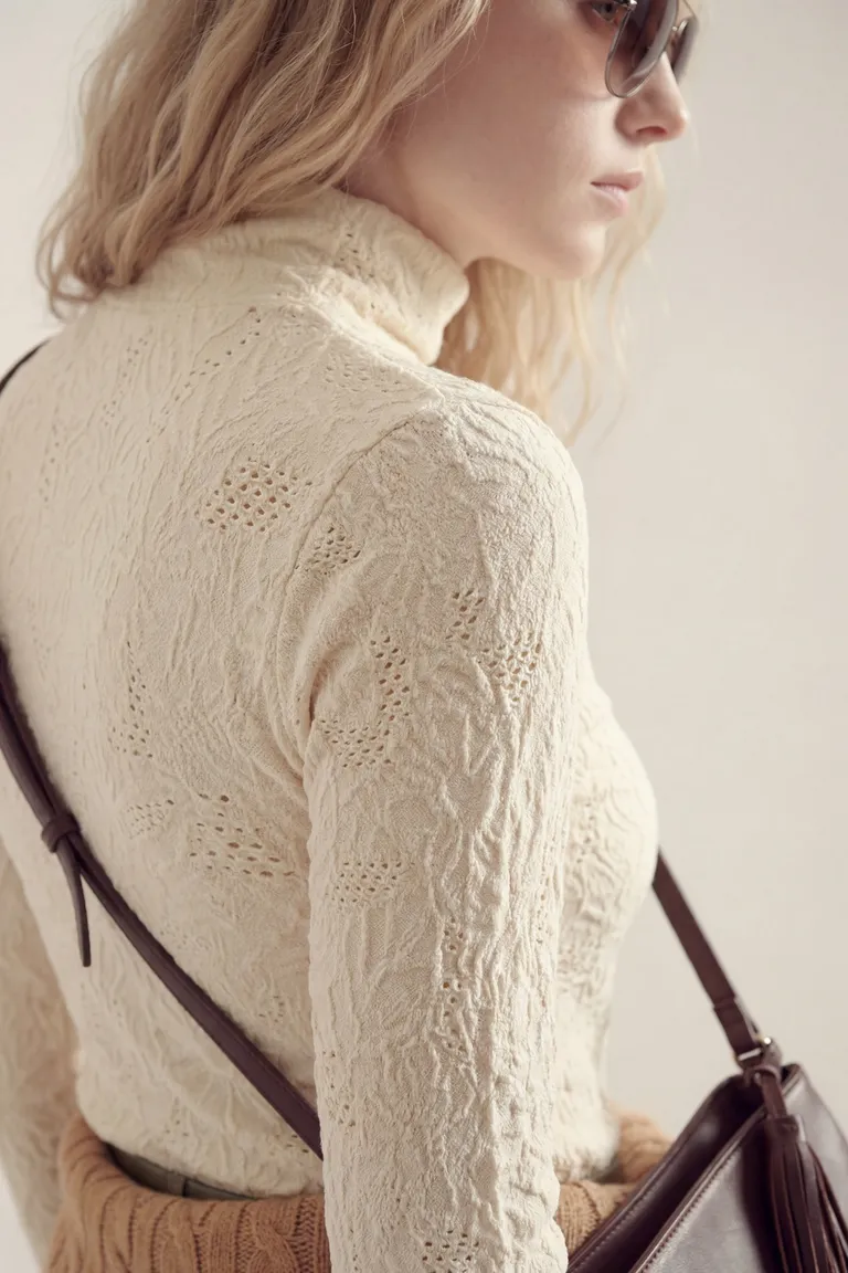 Remera de corte básico con cuello alto y mangas largas ajustadas de Akiabara en Remeras para argentina