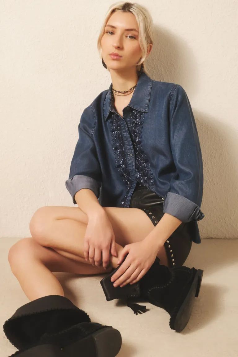 Camisa azul de manga larga con bordados en el delantero, ideal para un look casual y sofisticado de Rapsodia en Camisas para argentina