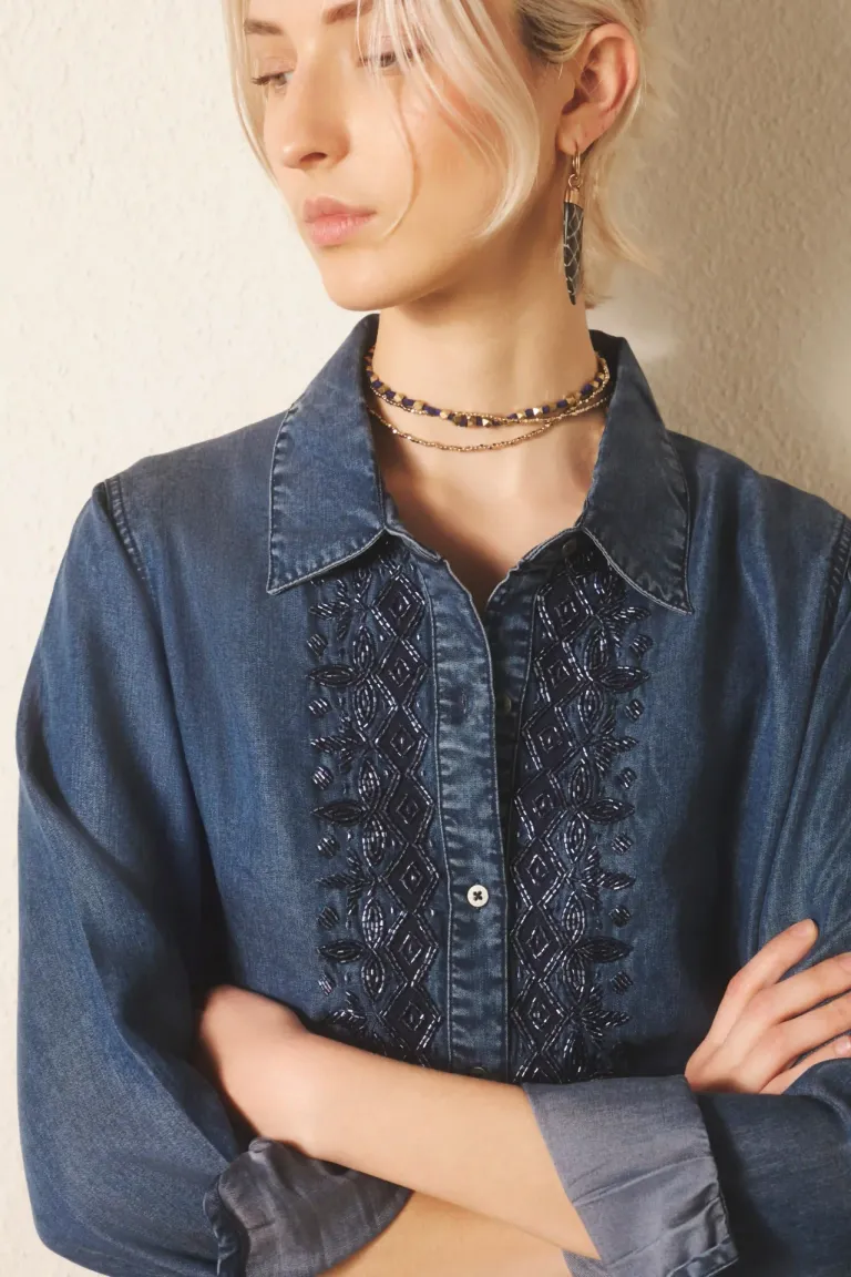 Camisa azul de manga larga con bordados en el delantero, ideal para un look casual y sofisticado de Rapsodia en Camisas para argentina