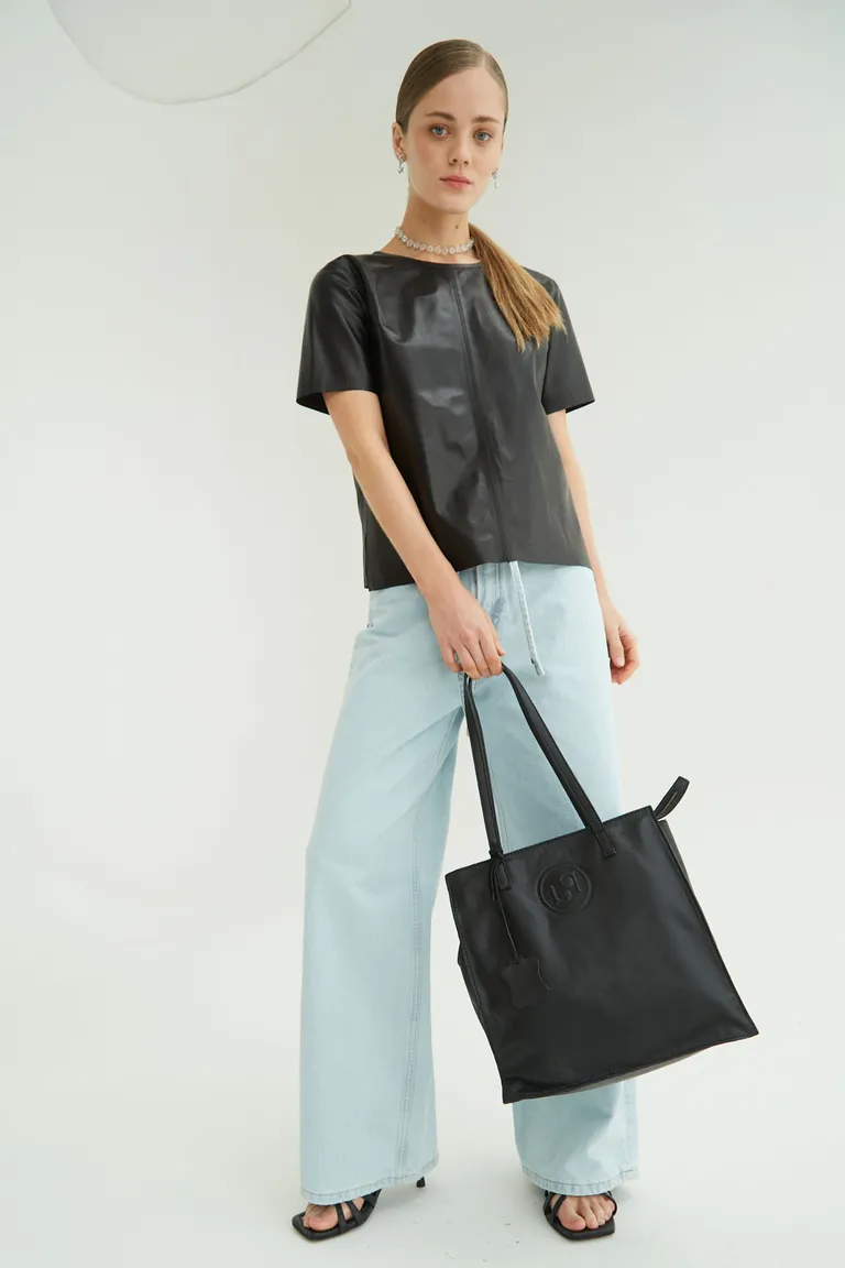 Cartera de cuero cuadrada con fuelle y cierre metálico - Un accesorio elegante y funcional de Las Pepas en Bolsos y Carteras para argentina