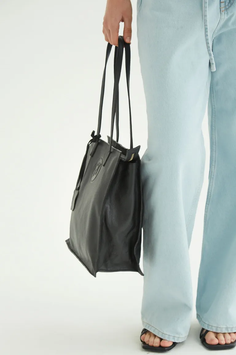 Cartera de cuero cuadrada con fuelle y cierre metálico - Un accesorio elegante y funcional de Las Pepas en Bolsos y Carteras para argentina