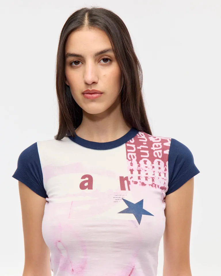 Remera de corte ajustado con diseño estampado y detalles a contraste de Ay Not Dead en Remeras para argentina