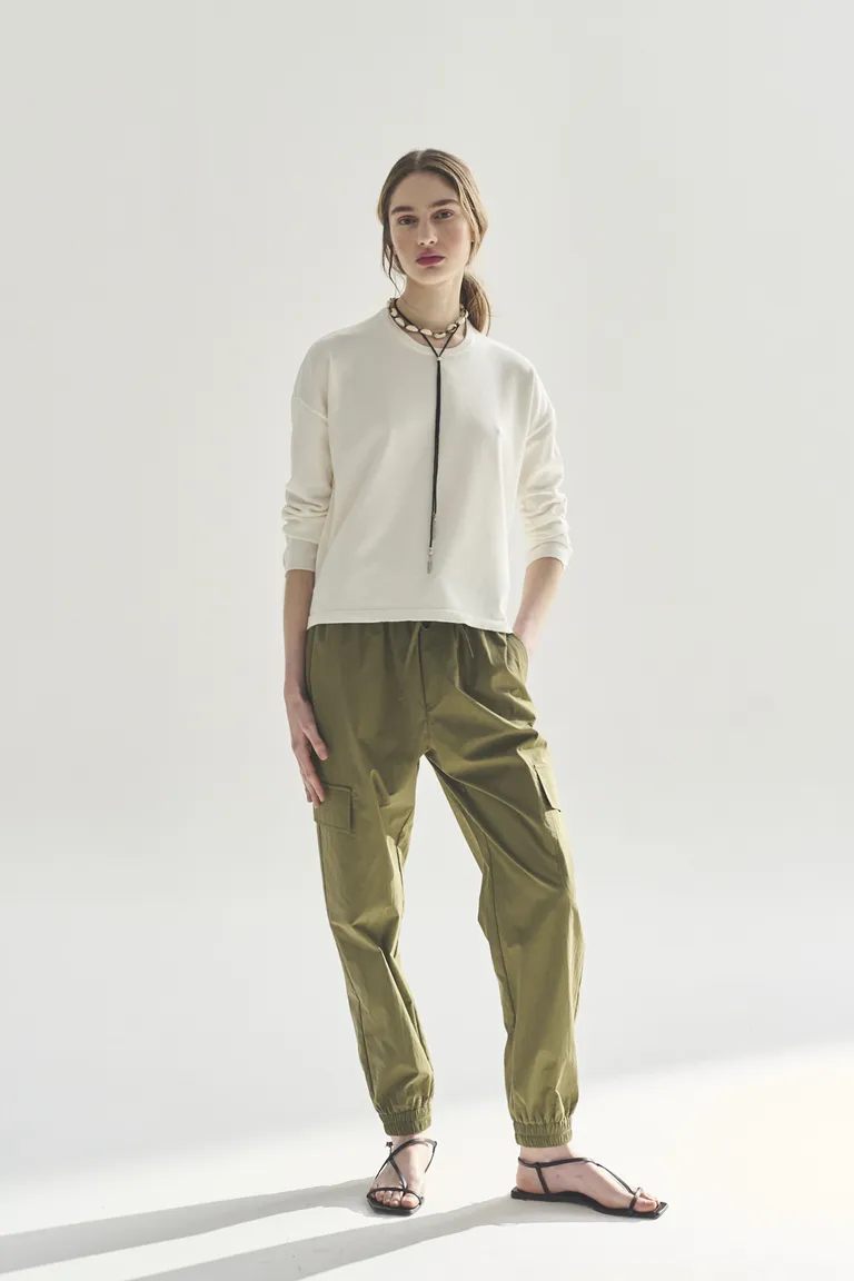 Sweater blanco de corte ajustado con cierre frontal para mujer de Akiabara en Buzos y Sweaters para argentina