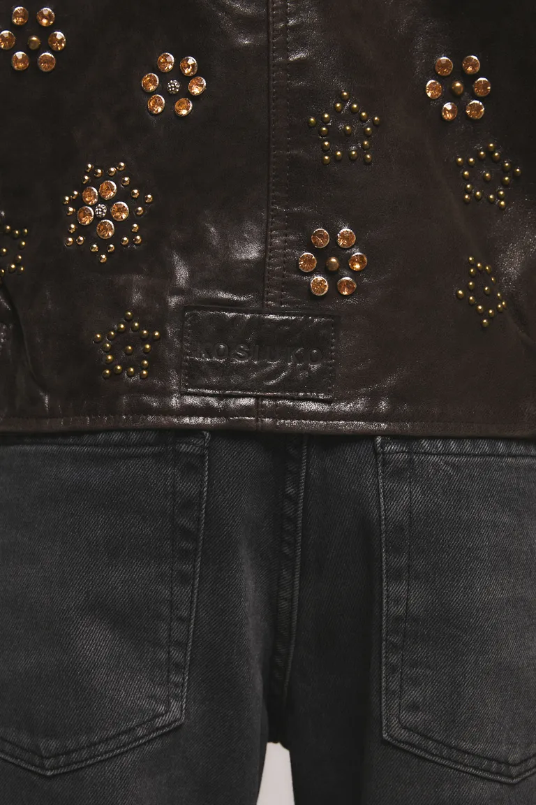 Chaleco con detalles de remaches metálicos y diseño estructurado de Kosiuko en Chalecos para argentina