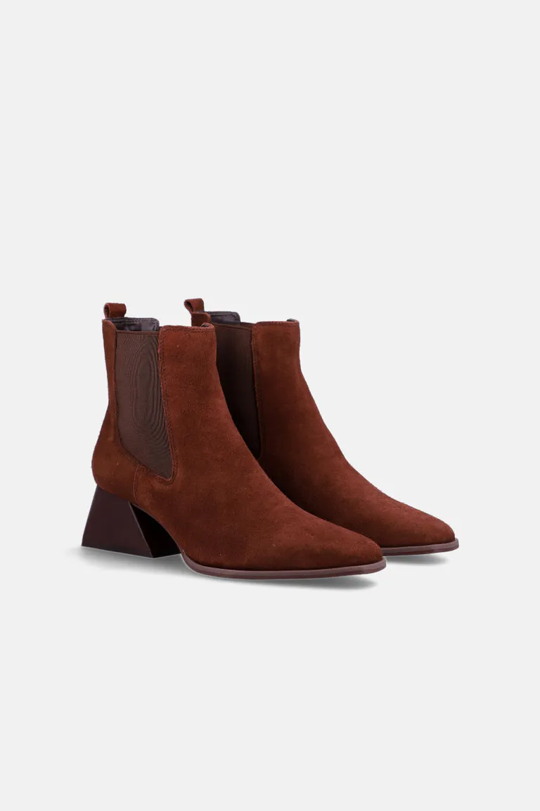 Botineta Chelsea con caña media y taco geométrico de diseño arquitectónico de Justaosadia en Botas y Botinetas para argentina