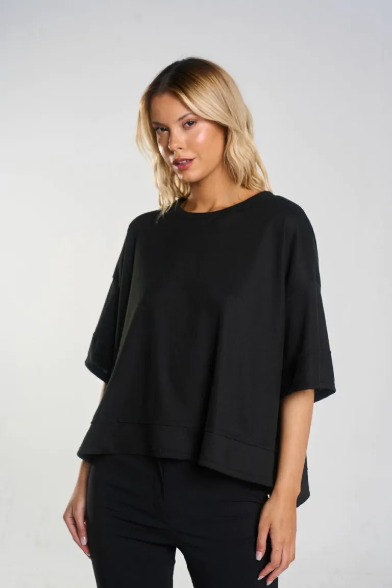 Remerón negro con recorte y tajo lateral - Prenda versátil y de tendencia de Belle en Remeras para argentina