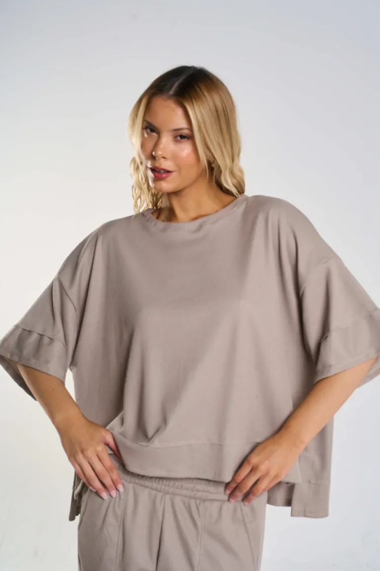 Remerón negro con recorte y tajo lateral - Prenda versátil y de tendencia de Belle en Remeras para argentina