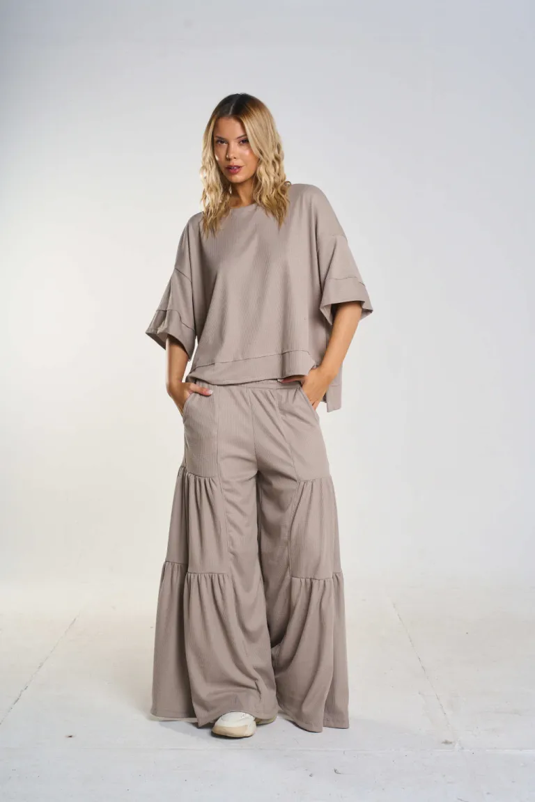 Remerón negro con recorte y tajo lateral - Prenda versátil y de tendencia de Belle en Remeras para argentina