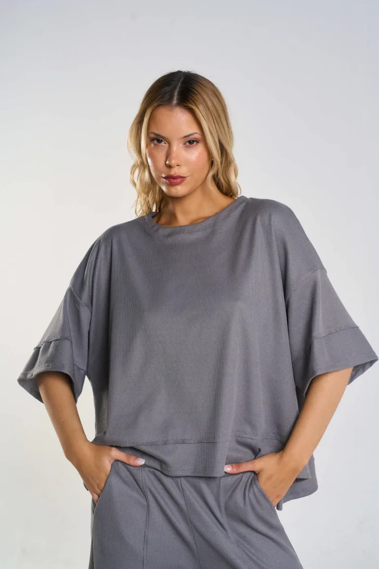 Remerón negro con recorte y tajo lateral - Prenda versátil y de tendencia de Belle en Remeras para argentina