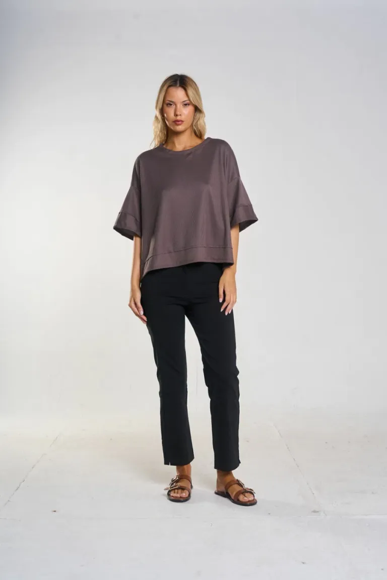 Remerón negro con recorte y tajo lateral - Prenda versátil y de tendencia de Belle en Remeras para argentina