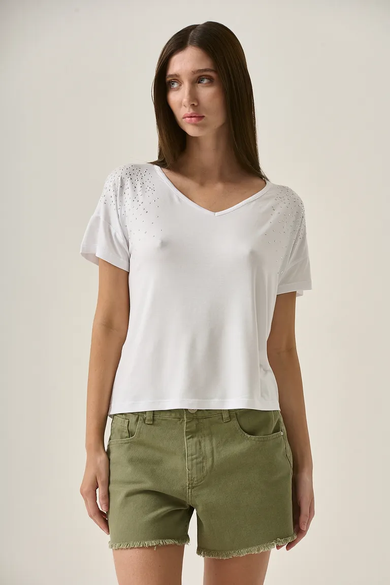 Remera Vega - Diseño en V con apliques de strass en los hombros de Sweet en Remeras para argentina