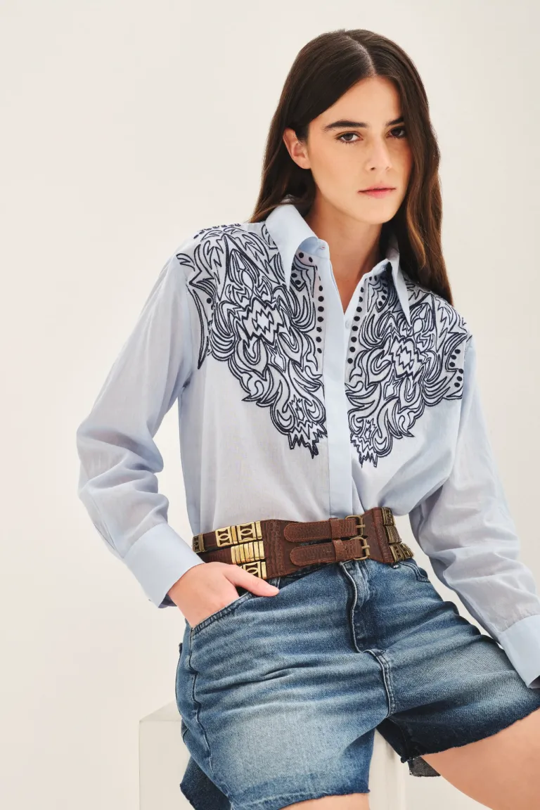 Camisa blanca con bordado a contraste, diseño de corte regular para mujer de Rapsodia en Camisas para argentina