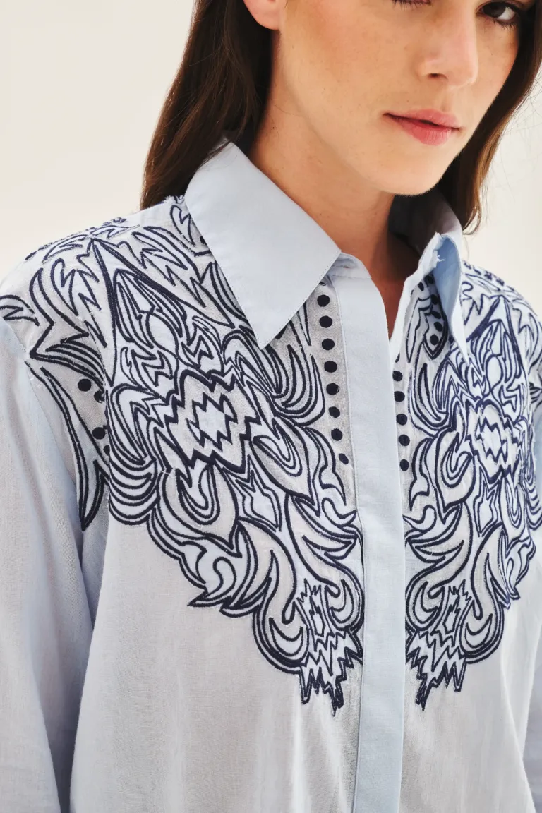 Camisa blanca con bordado a contraste, diseño de corte regular para mujer de Rapsodia en Camisas para argentina