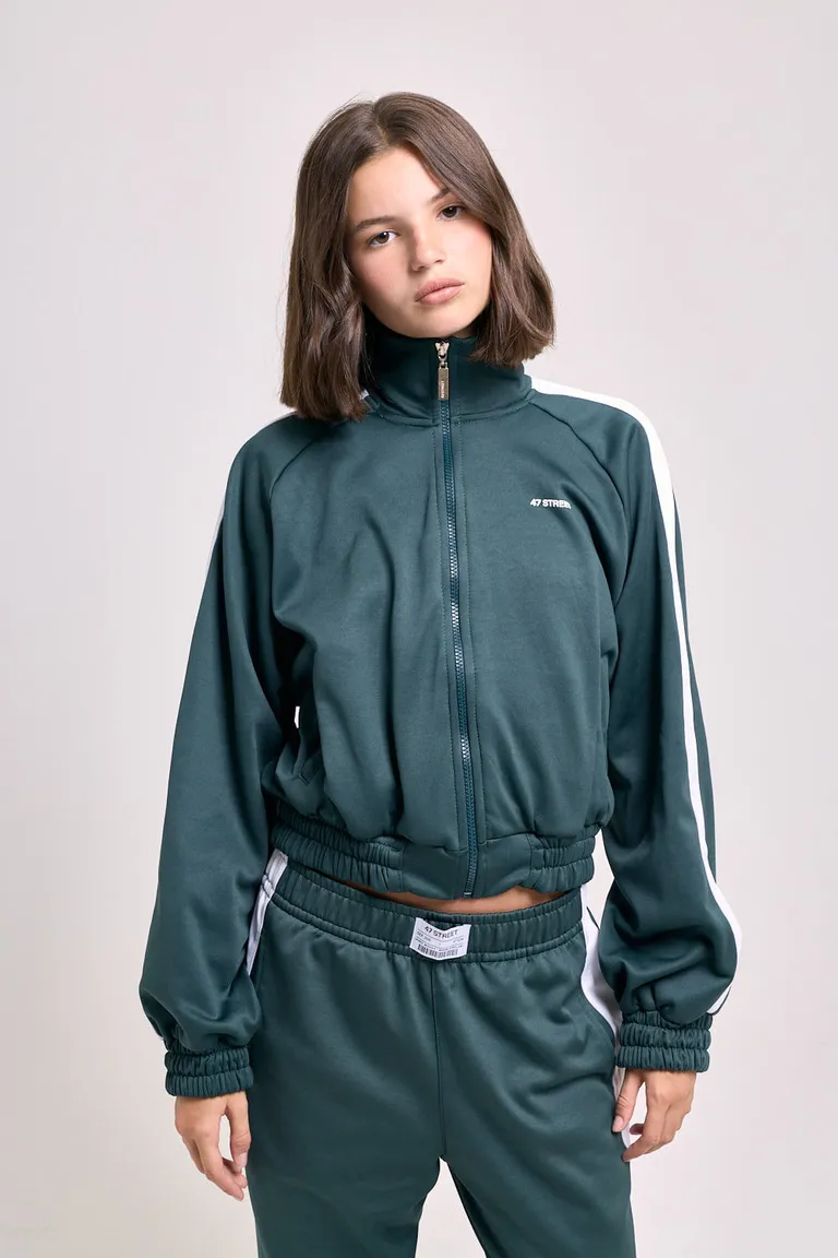 Campera deportiva con cierre frontal cuello alto mangas con franjas laterales y puños elásticos de 47 Street en Buzos y Sweaters para argentina