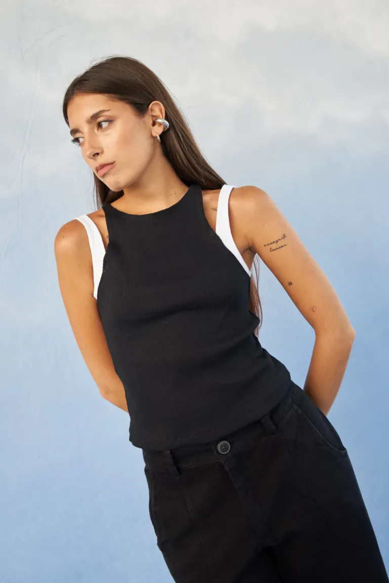 Top sin mangas negro, una prenda versátil y de gran estilo de Apricot en Tops para argentina