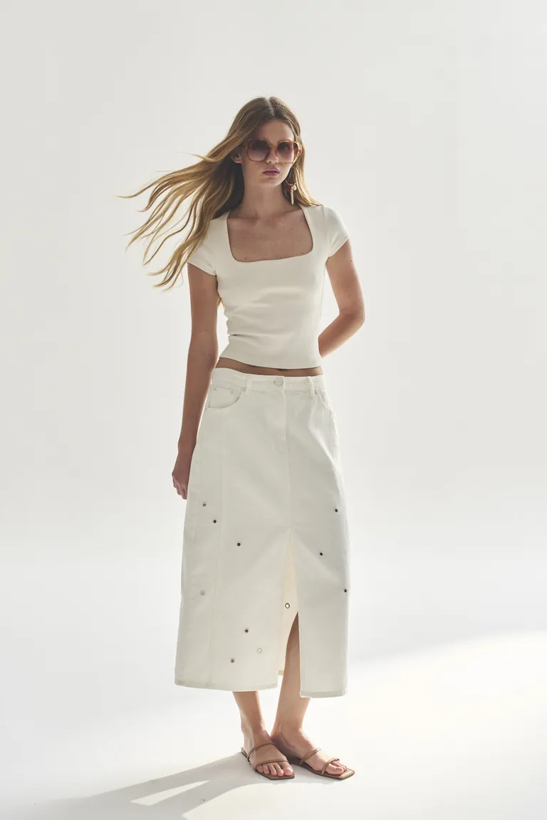 Remera blanca de manga corta para mujer - Diseño clásico y versátil de Akiabara en Remeras para argentina