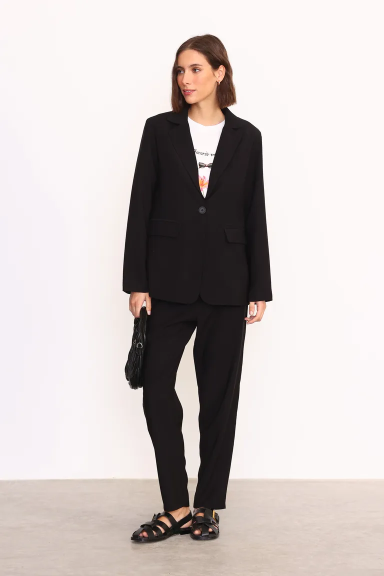 Blazer de corte clásico y estructura liviana para un estilo elegante y sofisticado de Yagmour en Blazers para argentina