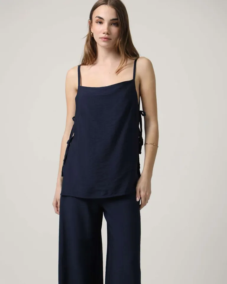 Top de lino y rayón con cierre lateral de lazos, diseño elegante y versátil para mujeres de Hesed en Tops para argentina