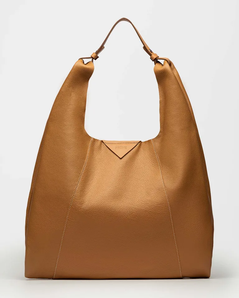 Bolso de cuero graneado en tonos marrones, diseño sencillo y práctico para todo uso de Prüne en Bolsos y Carteras para argentina