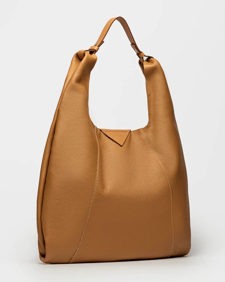 Bolso de cuero graneado en tonos marrones, diseño sencillo y práctico para todo uso de Prüne en Bolsos y Carteras para argentina