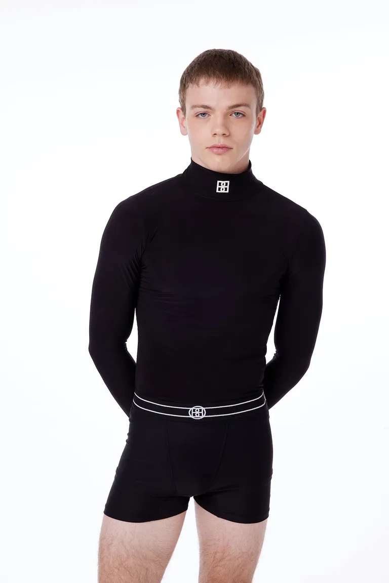 Remera de microfibra negra con logo blanco en diseño anatómico de Black Mamba en Remeras para argentina