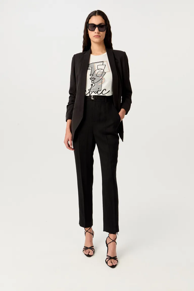 Remera de viscosa negra con estampa de tachitas y hombros caídos para un look descontracturado y moderno de Markova en Remeras para argentina