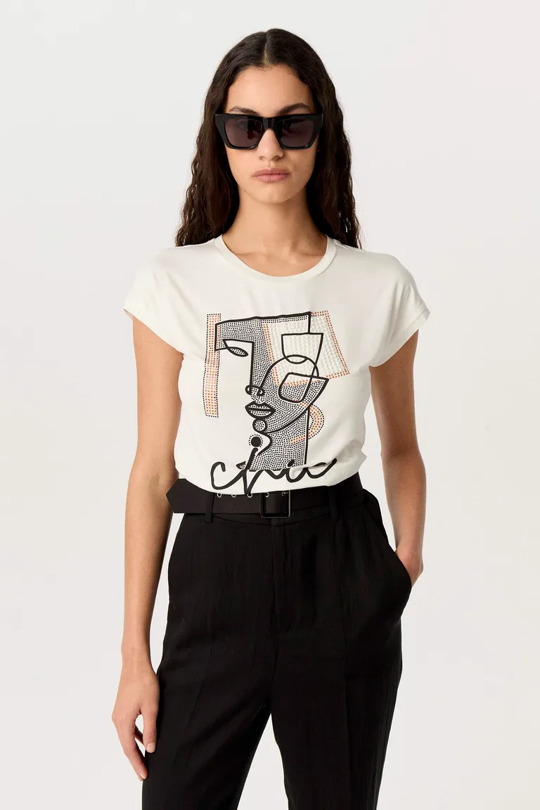 Remera de viscosa negra con estampa de tachitas y hombros caídos para un look descontracturado y moderno de Markova en Remeras para argentina