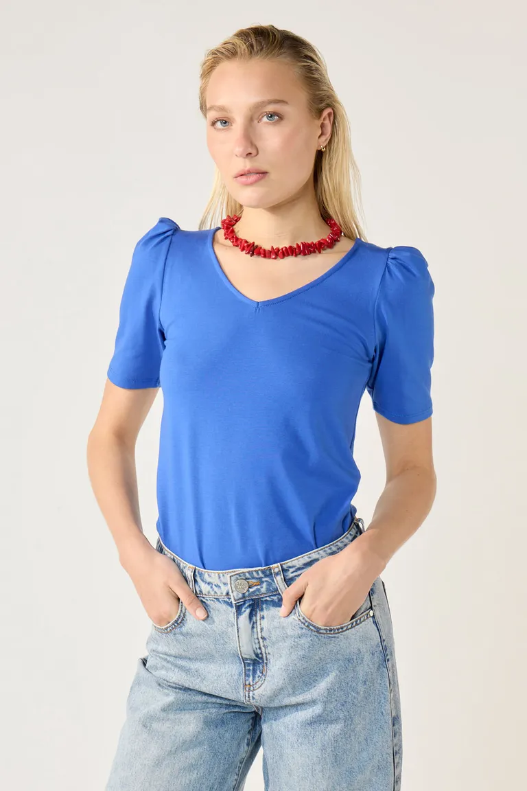 Remera azul de corte moderno y detalle en el cuello de Cuesta Blanca en Remeras para argentina