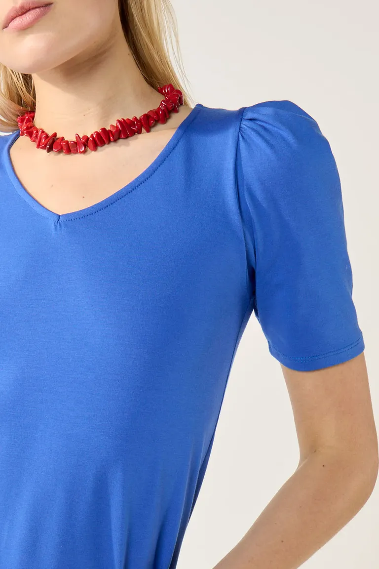 Remera azul de corte moderno y detalle en el cuello de Cuesta Blanca en Remeras para argentina