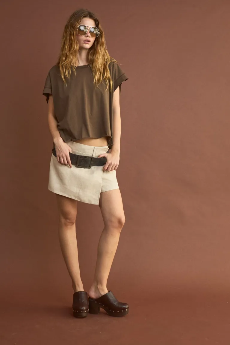 Falda corta de lino en un tono marrón natural para un estilo casual y elegante de Allo Martinez en Faldas para argentina