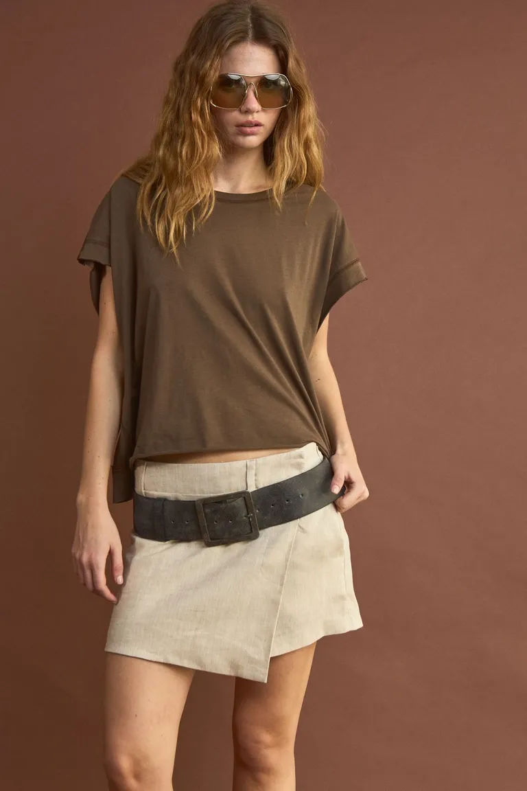 Falda corta de lino en un tono marrón natural para un estilo casual y elegante de Allo Martinez en Faldas para argentina