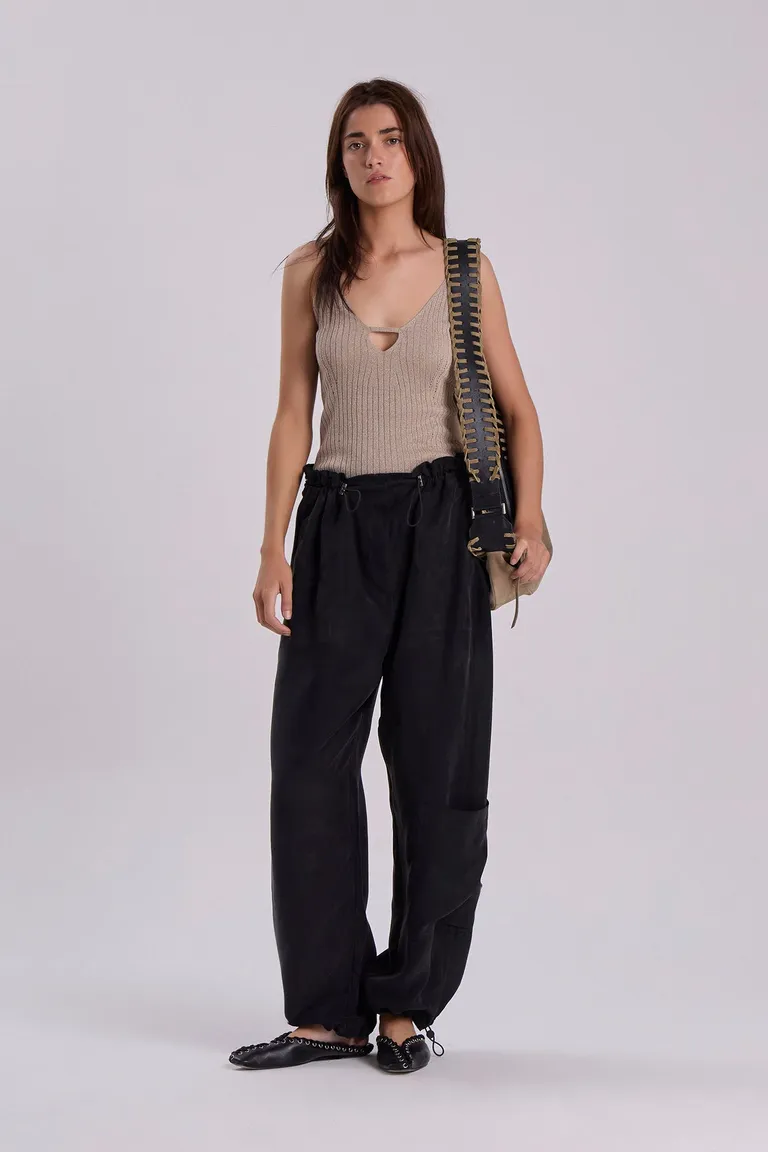 Pantalón negro de cupro viscosa con cordón elástico y bolsillos de Maria Cher en Pantalones para argentina