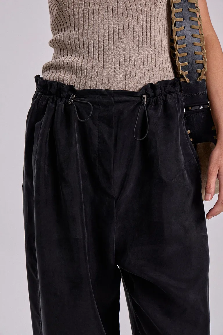 Pantalón negro de cupro viscosa con cordón elástico y bolsillos de Maria Cher en Pantalones para argentina
