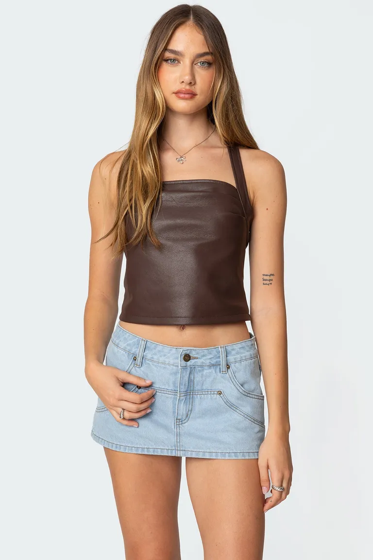 Top halter cuero sintético drapeado de Edikted en Tops para argentina