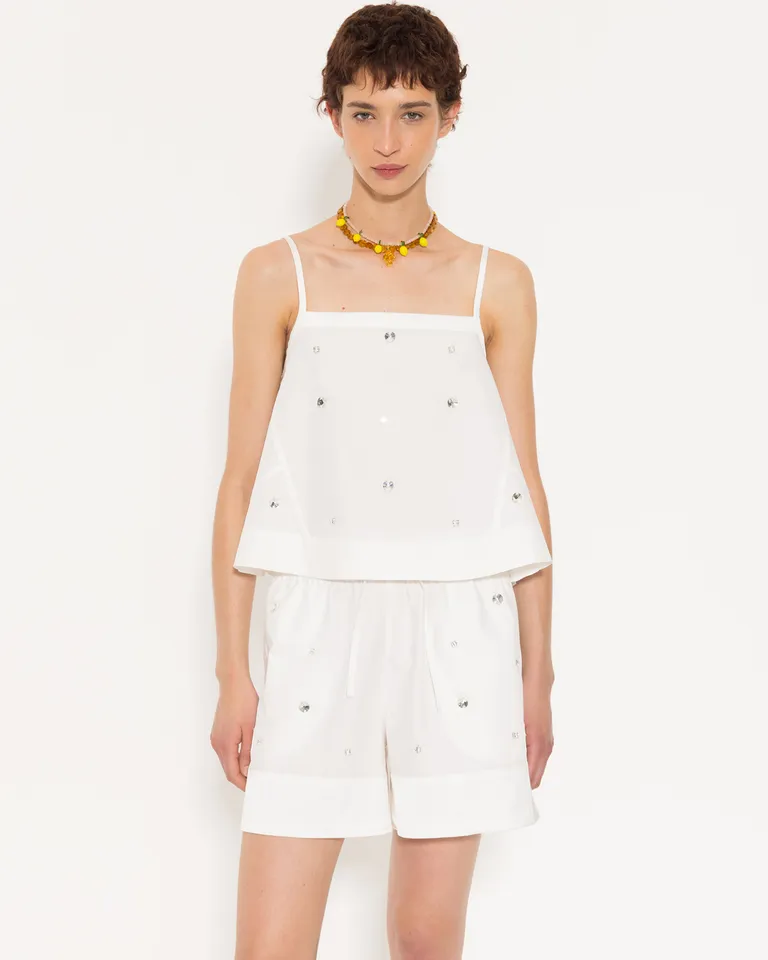 Top de poplín blanco con aplicaciones de piedras y detalles de satén de Jazmin Chebar en Tops para argentina