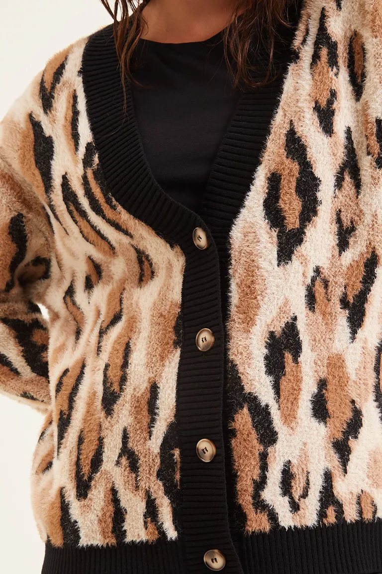 Cardigan tejido con diseño animal print, botones frontales y terminaciones tejidas en puños y cintura de Cuesta Blanca en Buzos y Sweaters para argentina