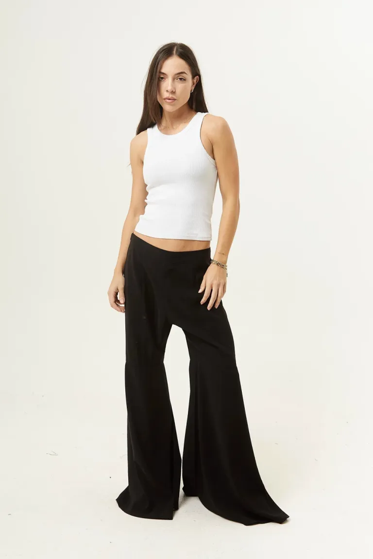 Pantalón sastre de corte en rodilla con cierre invisible de costado, ideal para looks nocturnos de Belle en Pantalones para argentina