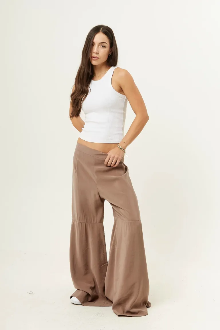 Pantalón sastre de corte en rodilla con cierre invisible de costado, ideal para looks nocturnos de Belle en Pantalones para argentina