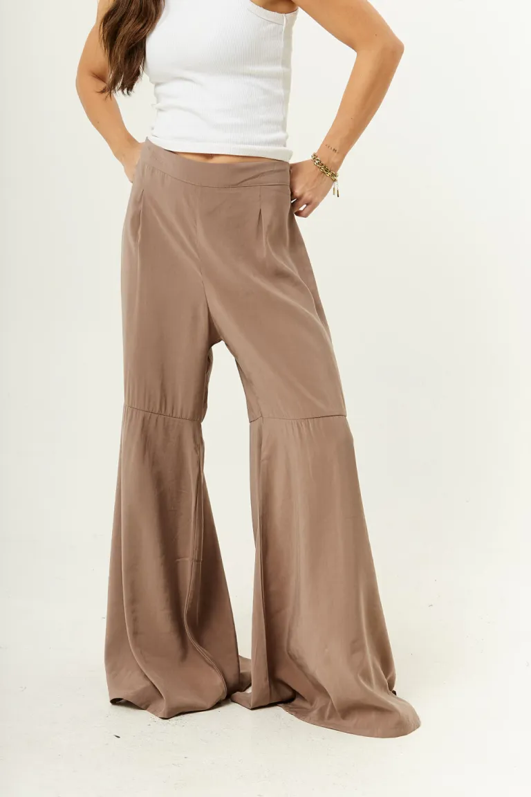 Pantalón sastre de corte en rodilla con cierre invisible de costado, ideal para looks nocturnos de Belle en Pantalones para argentina