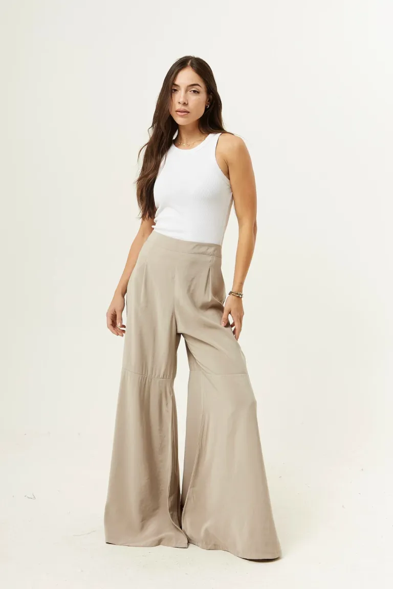 Pantalón sastre de corte en rodilla con cierre invisible de costado, ideal para looks nocturnos de Belle en Pantalones para argentina